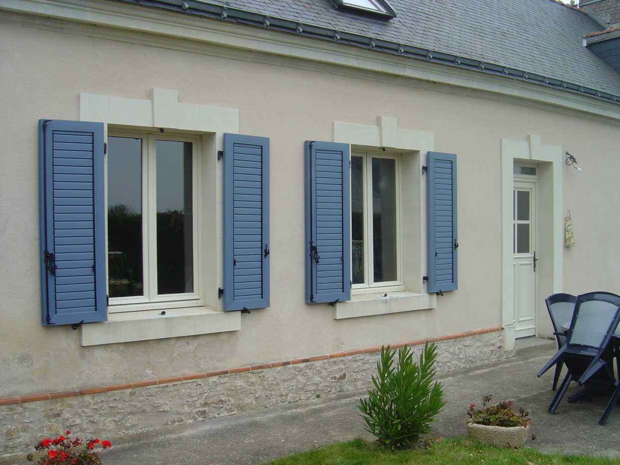 Fenêtre et volets PVC posés par Ouest Ouvrage