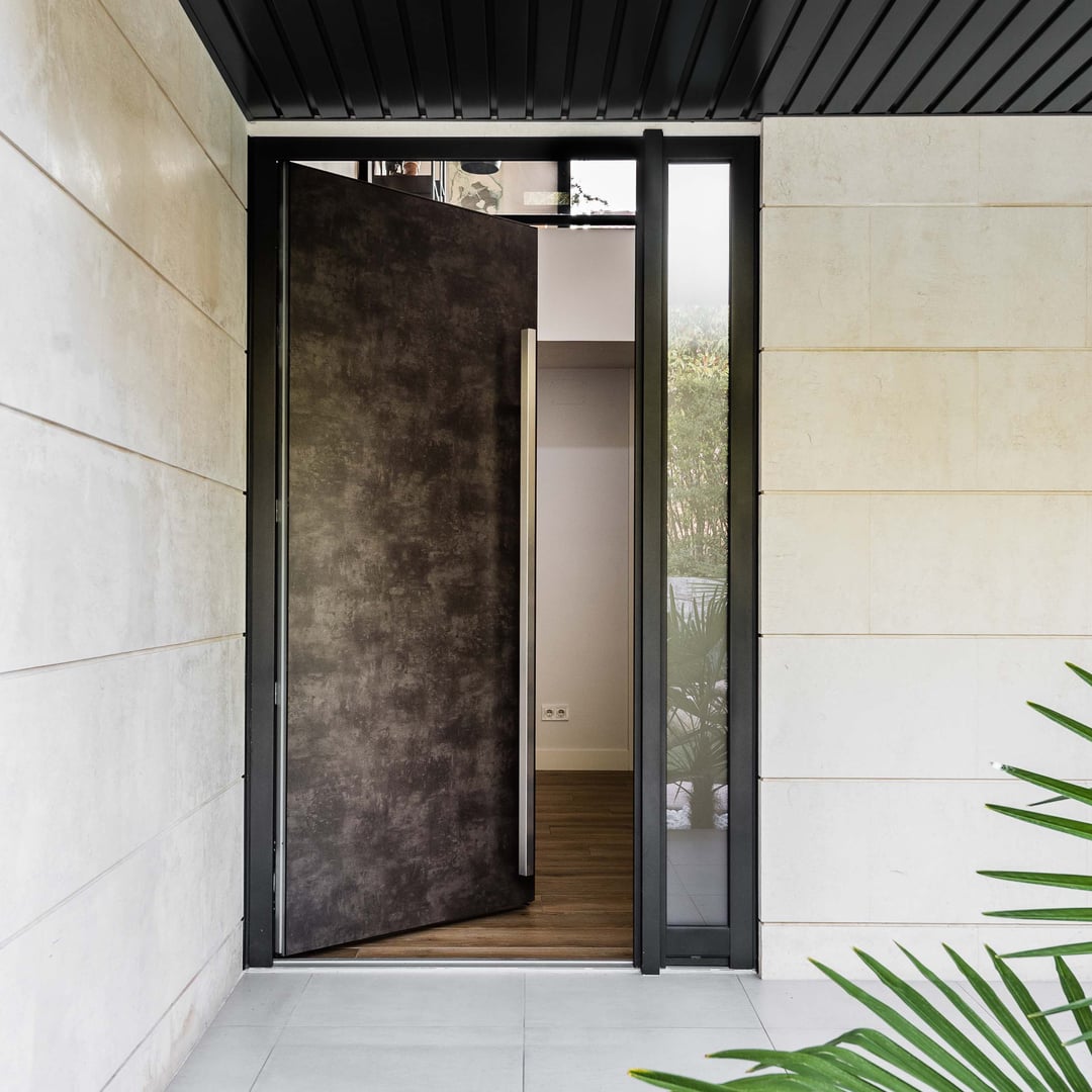 Porte d'entrée moderne Finstral avec barre de tirage posée par Ouest Ouvrage
