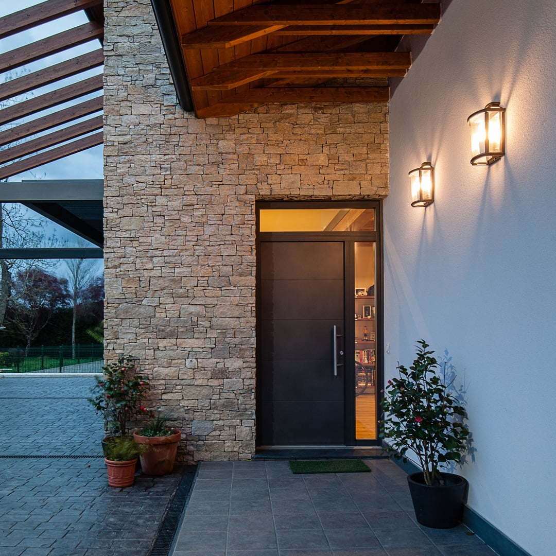 Porte d'entrée Finstral d'une maison passive à Saint-Mathurin-sur-Loire